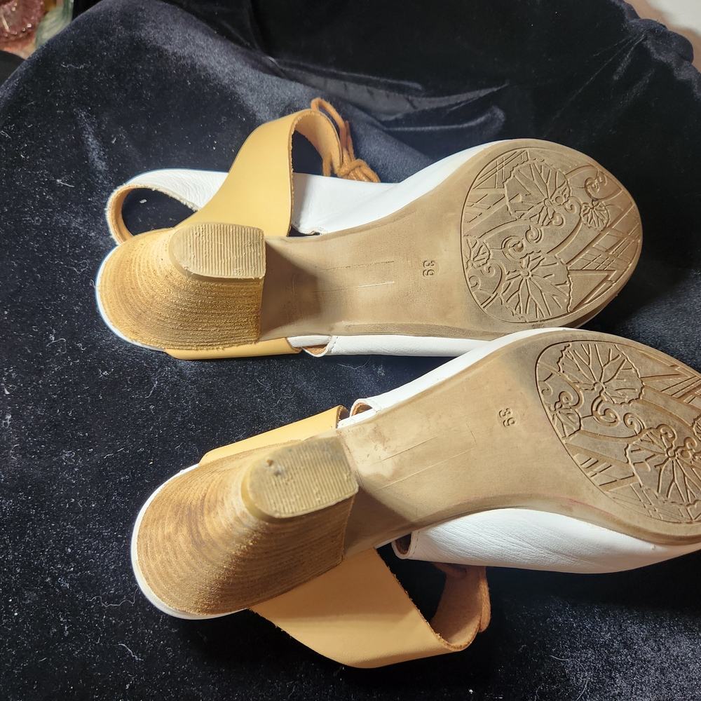 Bueno Women's Tan Leather Heels - Picture 5 of 5